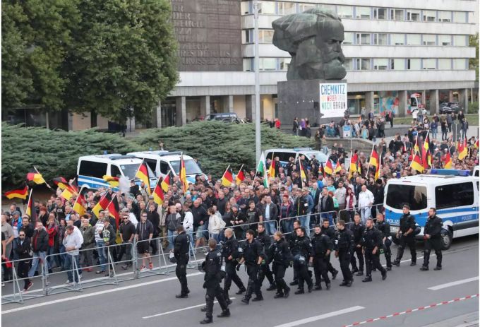 Teilnehmer einer Demonstration der rechtspopulistischen Bewegung Pro Chemnitz ziehen durch die Stadt und werden von Einsatzkräften der Polizei begleitet. Teilnehmer einer Demonstration der rechtspopulistischen Bewegung Pro Chemnitz ziehen durch die Stadt und werden von Einsatzkräften der Polizei begleitet.