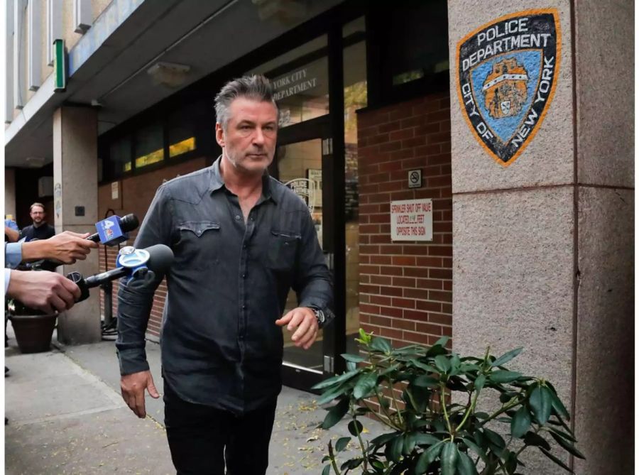 US-Schauspieler Alec Baldwin kommt aus einer Polizeistation in New York.