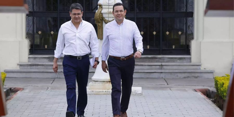 Honduras Präsident Juan Orlando Hernandez und der Präsident von Guatemala Jimmy Morales  bei einem Treffen in Guatemala City.