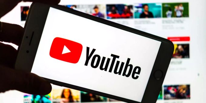 Das Logo des Video-Portals YouTube wird auf dem Display eines Tablets angezeigt. YouTube