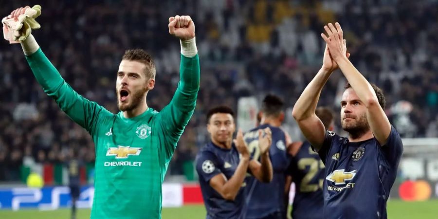 In der Champions League feiern die Spieler von Manchester United den Last-Minute-Sieg gegen Juventus Turin.