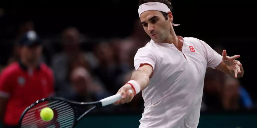 Roger Federer schlägt eine Vorhand im Spiel gegen Kei Nishikori am ATP-Turnier von Paris-Bercy.