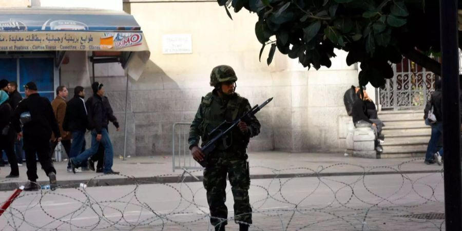 Ein Soldat patroulliert nahe der Habib-Bouguiba-Avenue in Tunis.