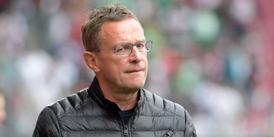 Fussball: Bundesliga, FC Augsburg - RB Leipzig, 8. Spieltag in der WWK-Arena in Augsburg. Trainer Ralf Rangnick aus Leipzig kommt an das Spielfeld.