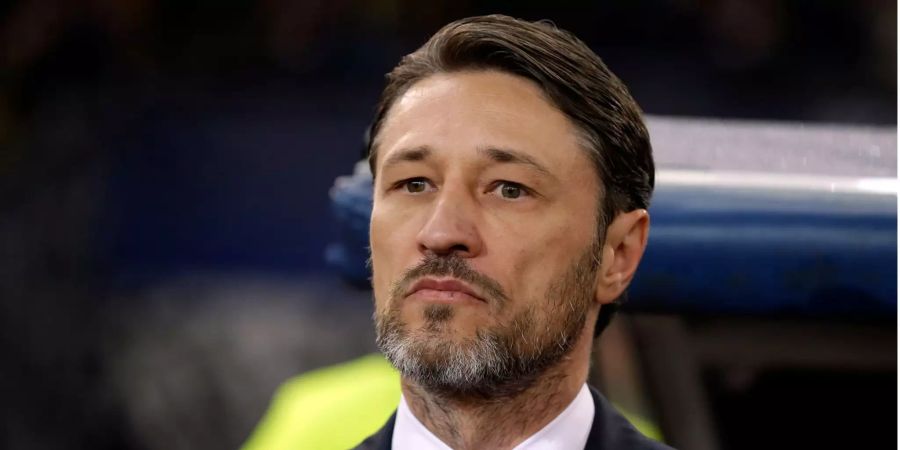 Münchens Trainer Niko Kovac blickt vor Spielbeginn in die Runde.