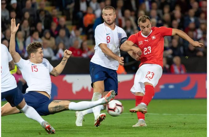 Englands John Stones und Eric Dier in Aktion gegen Xherdan Shaqiri. Englands John Stones und Eric Dier in Aktion gegen Xherdan Shaqiri.
