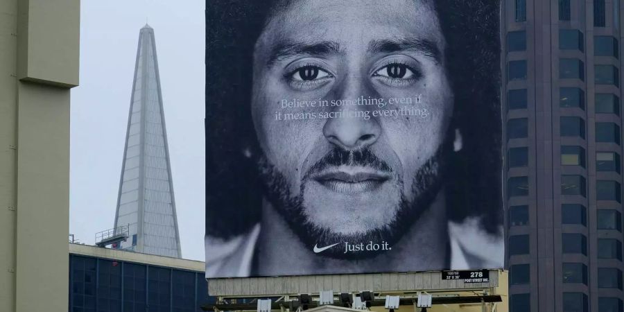 Eine grosse Werbetafel mit dem Gesicht von Colin Kaepernick steht auf einem Geschäft von Sportartikelhersteller Nike.