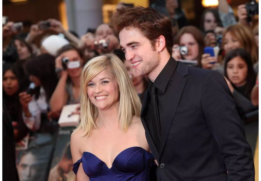 Absolut unvertretbar soll der Kuss zwischen Hollywood-Liebling Reese Witherspoon (42) und Twilight-Darsteller Robert Pattinson (32) gewesen sein. Doch für das Desaster konnte der Schauspieler nicht einmal viel. Während dem Dreh von «Wasser für die Elefanten» soll Pattinson nämlich arg erkältet gewesen sein. Für seine Kusspartnerin nicht angenehm: «Es war nicht schön», erklärte sie in einem Interview. Rob soll seine triefende Nase ab und zu gar an ihrer Perücke abgewischt haben.