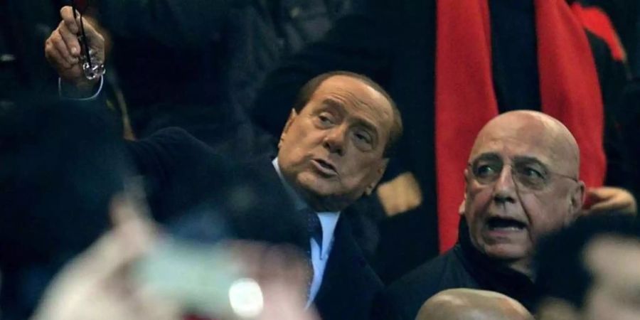 Der ehemalige italienische Ministerpräsident Silvio Berlusconi als Zuschauer eines Fussballspiels.