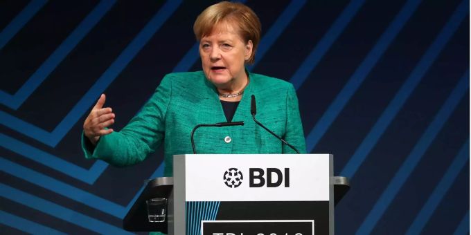Die deutsche Bundeskanzlerin Angela Merkel spricht und gestikuliert während einer Rede am Tag der Deutschen Industrie in Berlin. Die deutsche Bundeskanzlerin Angela Merkel spricht und gestikuliert während einer Rede am Tag der Deutschen Industrie in Berlin.