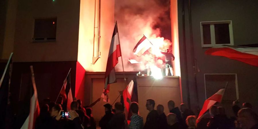 Rechtsradikale demonstrieren am Abend vom 21.9.2018 im Stadtteil Marten, Dortmund (D), mit Pyrotechnik und Schwarz-Weiss-Roten Fahnen, die von 1933 bis 1945 die Farben der Flagge des Deutschen Reiches darstellten.