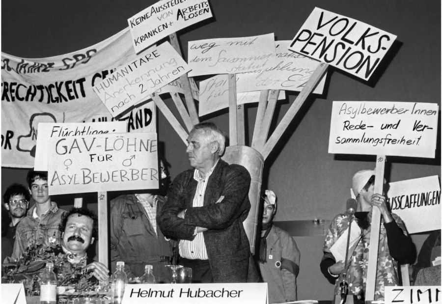 Die SP Schweiz feiert 1988 ihren 100. Geburtstag: In der Mitte der damalige SP-Nationalrat und Parteipräsident Helmut Hubacher, umgeben von Plakaten und Parolen.