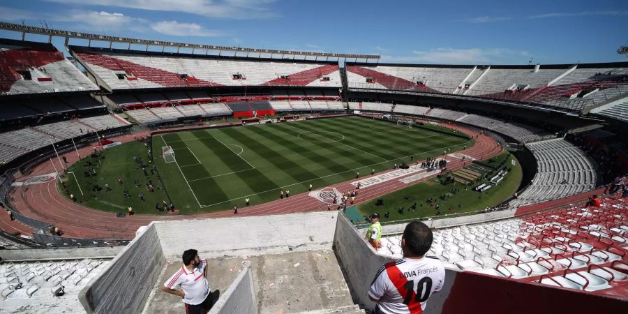 Fans von River Plate schauen auf das leere Fussballfeld in Buenos Aires. Das Finale der Copa Libertadores zwischen den argentinischen Stadtrivalen River Plate und Boca Juniors ist erneut vertagt worden.