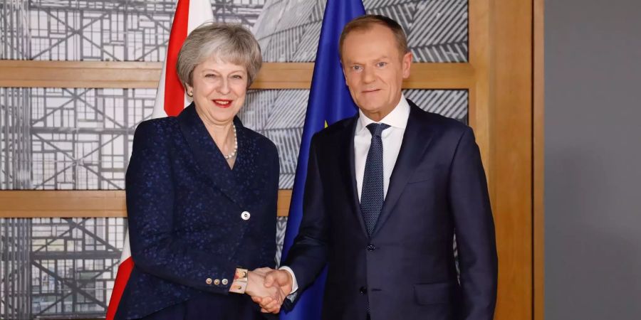 Donald Tusk, Präsident des Europäischen Rates, und Theresa May, Premierministerin von Grossbritannien, schütteln sich bei einem gemeinsamen Treffen die Hände.