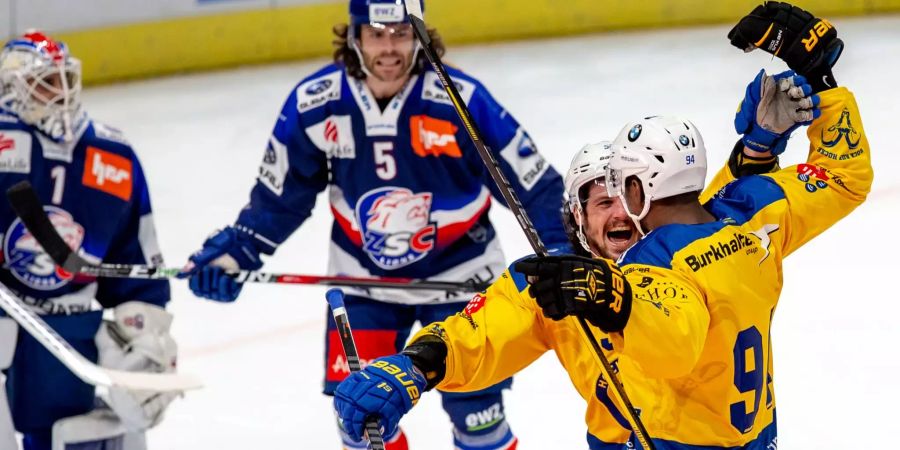 Clarence Kparghai vom HC Davos (rechts) feiert mit Teamkollege Dino Wieser seinen Treffer zum 1:2 gegen ZSC Lions. Verteidiger Severin Blindenbacher bleibt nur ein konsternierter Gesichtsausdruck.