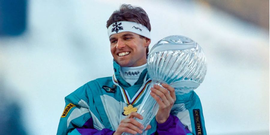 Franz Heinzer jubelt bei der Siegerehrung bei den Alpinen Ski-WM 1991 in Saalbach über seinen Sieg in der Abfahrt.