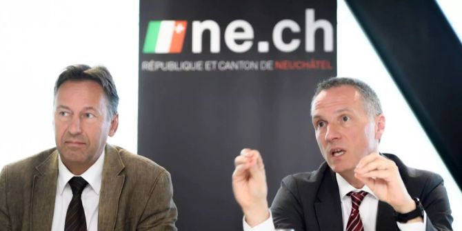 Finanzdirektor Laurent Kurth (r) und Alain Ribaux bei der Medienkonferenz.