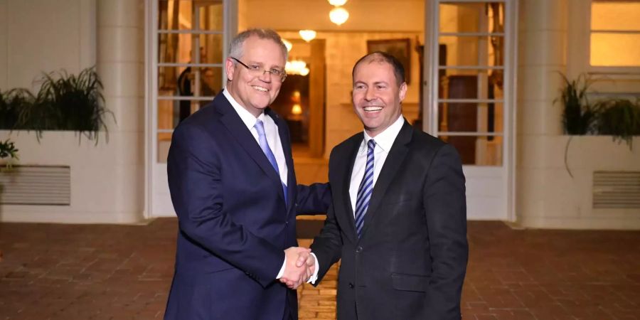 Der frisch gewählte Premierminister Australiens Scott Morrison (l.) und der stellvertretende liberale Führer Josh Frydenberg (r.) nach der Vereidigung im Government House in Canberra (AUS).