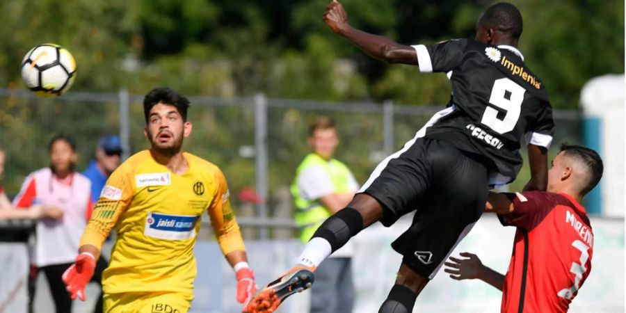 Assan Ceesay erzielt gegen Dietikon im Cup ein Tor per Kopf