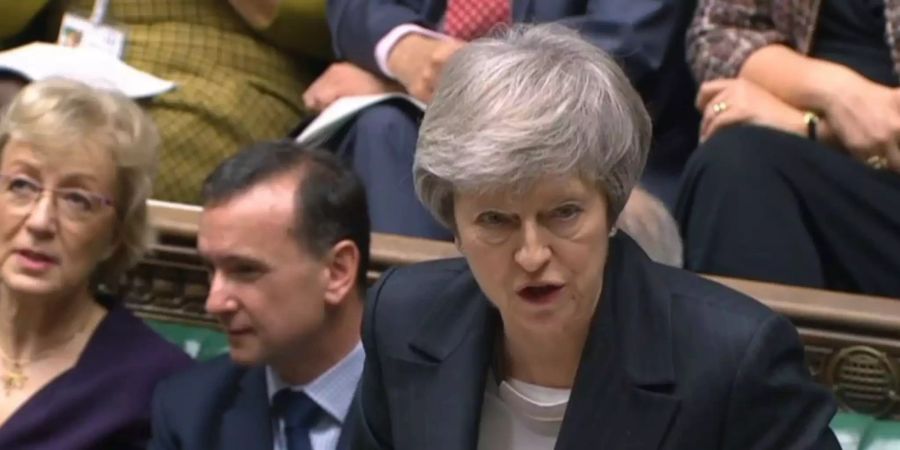 Theresa May während den Gesprächen zum Misstrauensvotum.