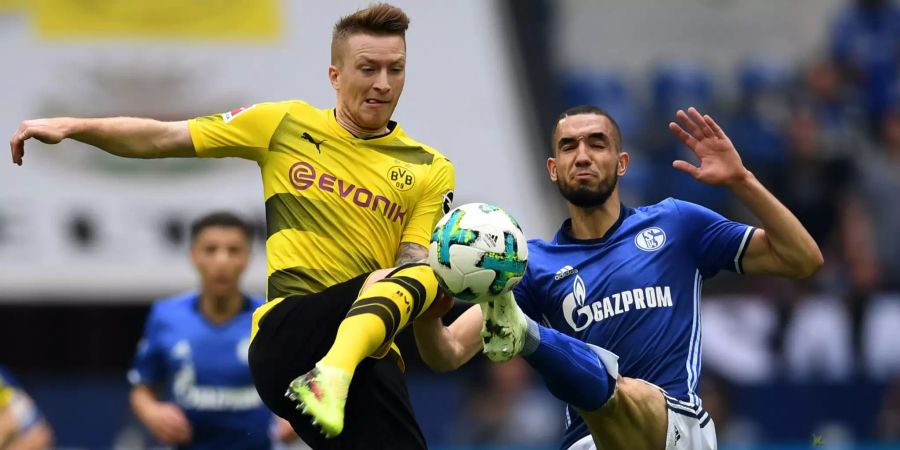 Dortmunds Marco Reus im Duell mit Schalke-Verteidiger Nabil Bentaleb.