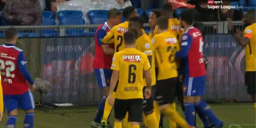 Auch Captain Fabian Frei (2.v.l.) mischt bei den Tumulten mit.