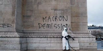 Ein Arbeiter der Stadtreinigung beseitigt Grafitti von einer Wand des Arc de Triomphe in Paris.