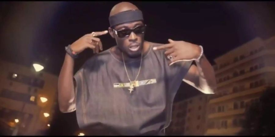 Der Rapper Nick Conrad rappt in einem Musik-Clip.