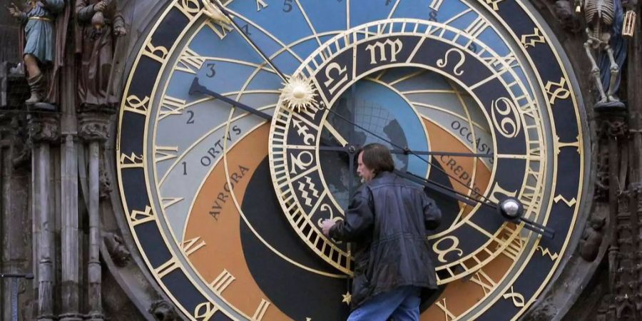 Uhrmacher Otokar Zamecnik kontrolliert die Prager Orloj, die wohl älteste, astronomische Uhr der Welt.