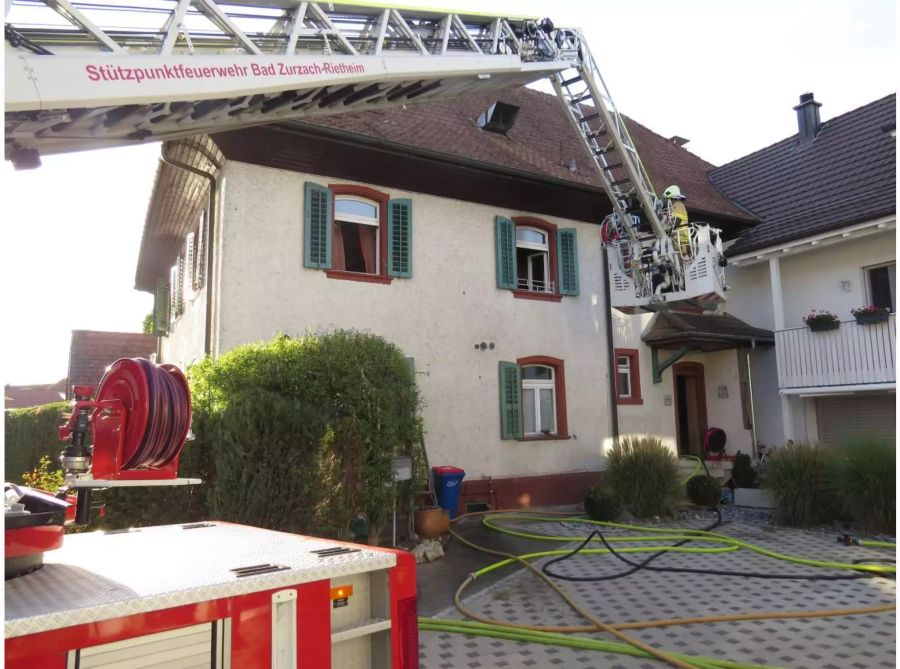 Feuerwehr im Einsatz an einem hellen Gebäude - zvg Kantonspolizei Aargau