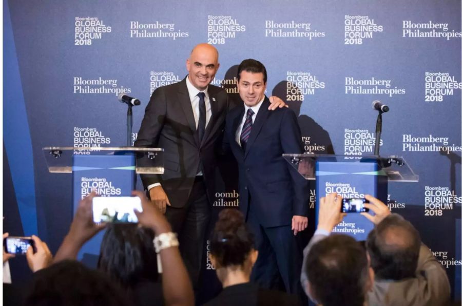 Alain Berset und Mexikos Enrique Peña Nieto posieren für die Fotografen.