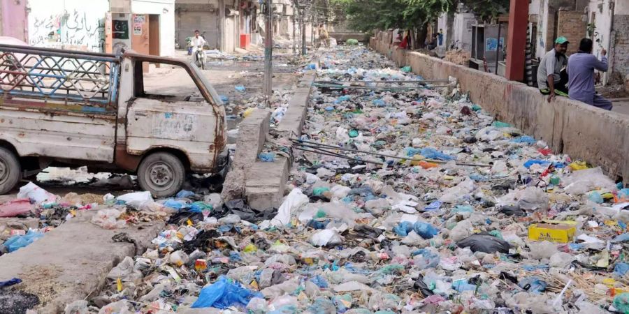 Pakistan, Hyderabad: Berge von Müll türmen sich am Strassenrand und verstopfen das Abwassersystem.