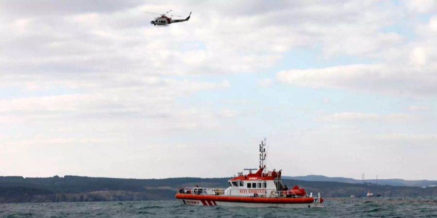 Ein Boot und ein Helikopter der türkischen Küstenwache suchen nach möglichen Überlebenden eines untergegangenen Flüchtlingsboots nahe der Küste von Istanbul.