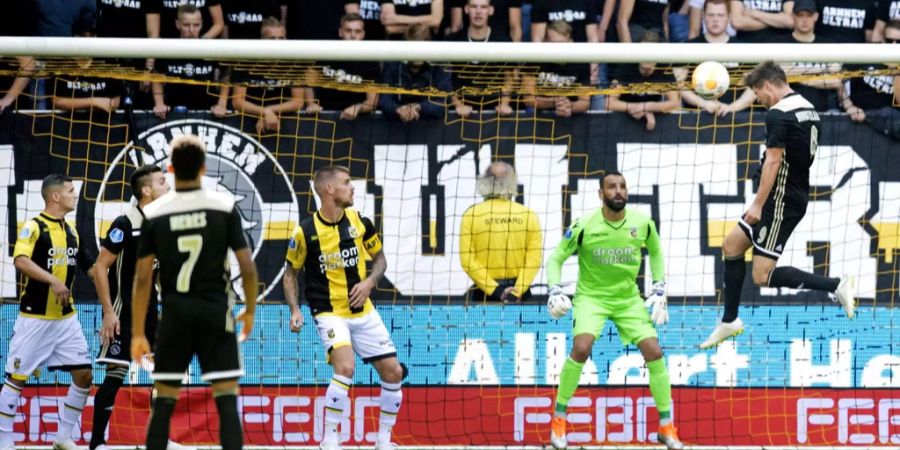 Klaas-Jan Hunterlaar (rechts, Ajax Amsterdam) köpft den Ball ins Tor von Vitesse Arnhem.