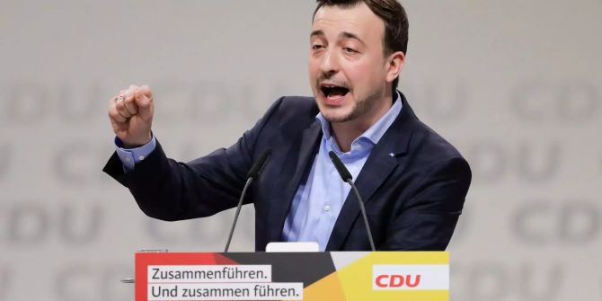 Der fürs CDU-Generalsekretariat vorgeschlagene Paul Ziemiak spricht an der Parteiversammlung der CDU in Hamburg.