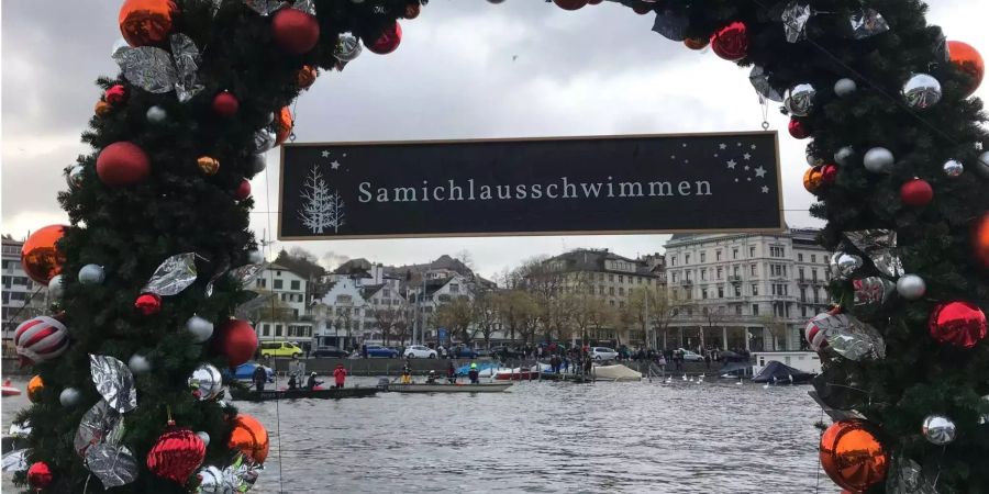 Zum Startzeitpunkt begann Sturm «Marilou» sich über Zürich auszuschütten. Der Regen riss den Zielbogen irgendwann nieder.