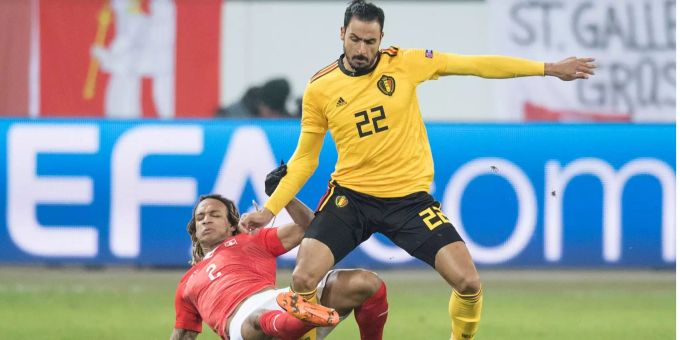 Kevin Mbabu versucht Nacer Chadli den Ball abzunehmen. Kevin Mbabu versucht Nacer Chadli den Ball abzunehmen.