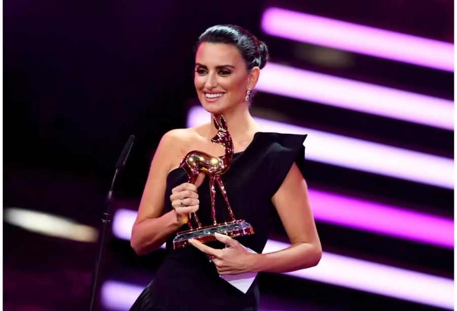 Penelope Cruz freut sich über ihre Auszeichnung in der Kategorie «Schauspielerin International» bei der 70. Verleihung des Medienpreises Bambi im Stage Theater.