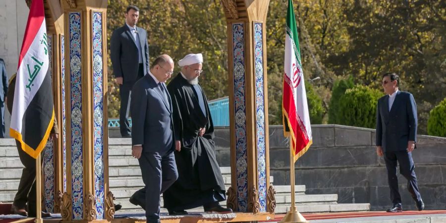 Barham Salih (l), Präsident des Irak, und sein Amtskollege Hassan Rouhani (r), Präsident des Iran, während einer offiziellen Begrüssungszeremonie.