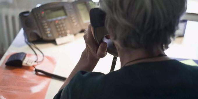 Eine ältere Frau am Telefon - Keystone Eine ältere Frau am Telefon - Keystone