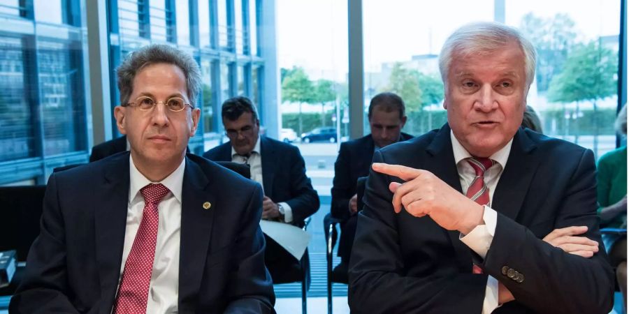 Horst Seehofer (r, CSU), Bundesminister für Inneres, Heimat und Bau, und Hans-Georg Maassen, bisher Präsident des Bundesamts für Verfassungsschutz (BfV), sitzen zum Beginn der Sondersitzung des Innenausschusses im Deutschen Bundestag.