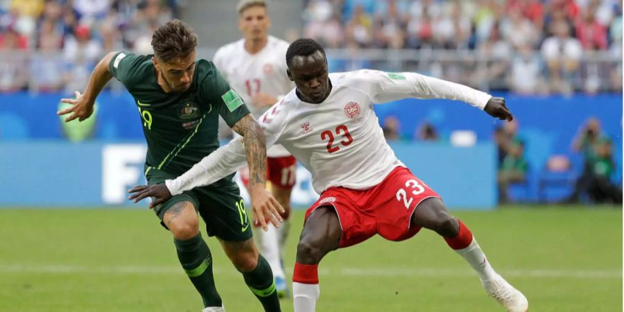 Dänemarks Pione Sisto im Zweikampf mit Australiens Joshua Risdon an der WM in Russland.