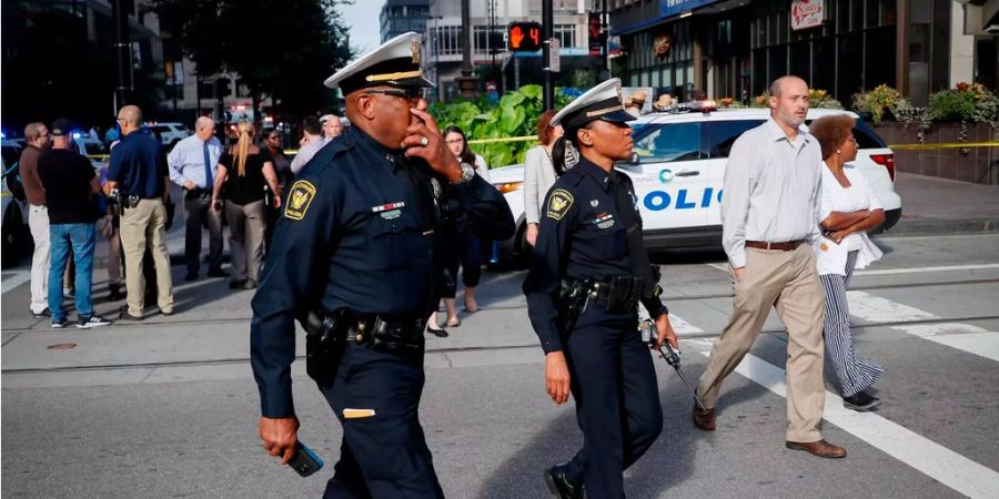 Polizisten sind auf dem Weg zu einer gemeldeten Schiesserei in der Innenstadt von Cincinnati (USA).