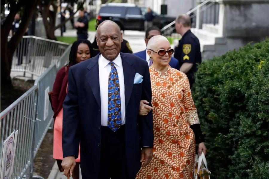 Camille Cosby begleitet ihren Mann Bill Cosby zu einem Gerichtstermin Ende April 2018 in Montgomery County in Norristown.