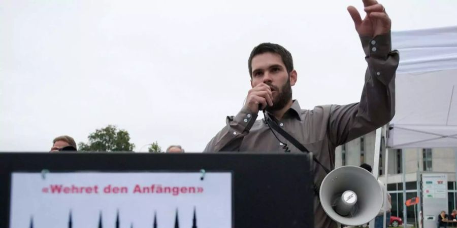 Pnos-Parteipräsident Dominic Lüthard bei einer Ansprache in Langenthal (Archiv).