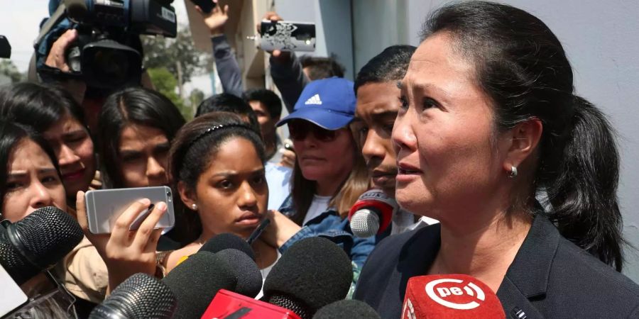 Keiko Fujimori, Tochter des ehemaligen Präsidenten von Peru Fujimori, weint als sie mit Medien ausserhalb des Hauses ihres Vaters in Lima spricht.