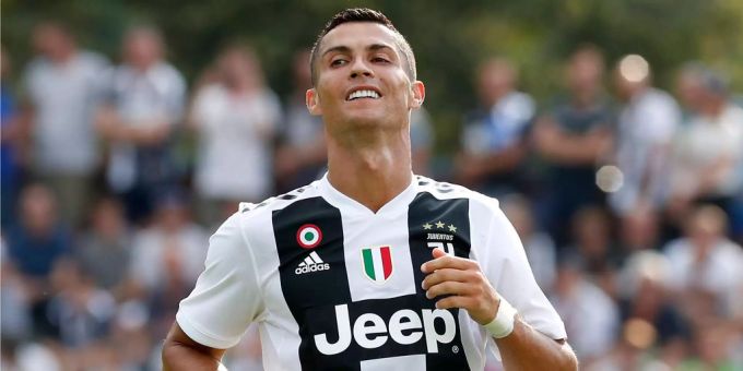 Cristiano Ronaldo während eines Spiels mit seinem neuen Verein Juventus Turin. Cristiano Ronaldo während eines Spiels mit seinem neuen Verein Juventus Turin.