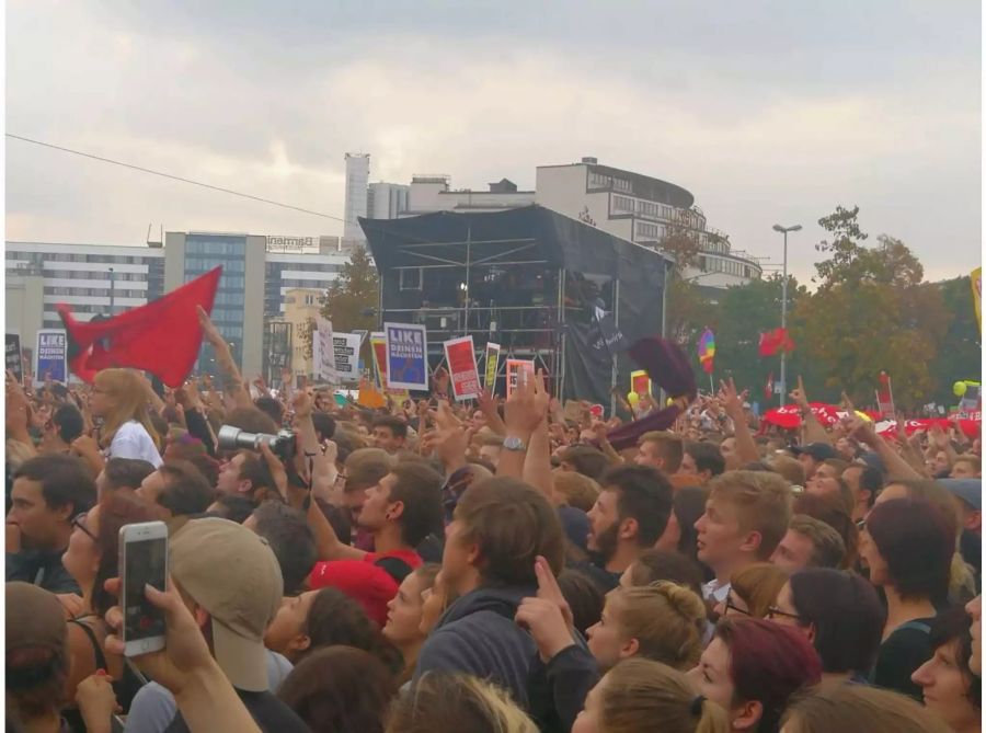 Es ist keine einzige Deutschlandfahne auf dem Konzertgelände zu sehen.