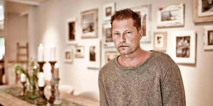 Schauspieler Til Schweiger sitzt vor seinen Familienbildern im Essensraum des Barefoot Hotels. manta manta film
