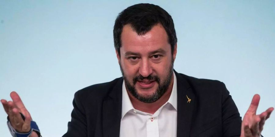 Der italienische Innenminister Matteo Salvini spricht während einer Pressekonferenz.